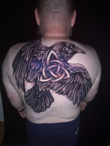 Großes Raben Vikinger Tattoo auf ganzem Rücken